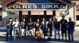 Aparat kepolisian memperlihatkan wajah dua tersangka asal Kabupaten Sikka (dalam posisi duduk) yang terlibat kasus pembunuhan di Kabupaten Luwu Propinsi Sulawesi Selatan, Sabtu (18/5)