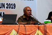 Ketua KPU Sikka Feri Soge memimpin rapat pleno rekapitulasi perhitungan suara Pemilu 2019 di Aula Karmel Maumere