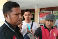 Komisoner KPU Sikka Herimanto memberikan keterangan kepada media usai diperiksa Bawaslu Sikka, Jumat (17/5)