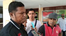 Komisoner KPU Sikka Herimanto memberikan keterangan kepada media usai diperiksa Bawaslu Sikka, Jumat (17/5)