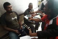 Inosensius Ino sedang memberikan keterangan kepada wartawan di Polres Sikka, Selasa (21/5)