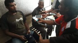 Inosensius Ino sedang memberikan keterangan kepada wartawan di Polres Sikka, Selasa (21/5)