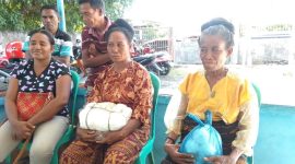 Saksi-saksi dari Desa Kesokoja Kecamatan PaluE yang menerima “kapa poeng” dari calon anggota DPRD Sikka, sebagai barter suara pada Pemilu 2019 lalu, sedang berada di Kantor Bawaslu Sikka, Senin (20/5)