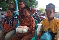 Saksi-saksi kasus barter suara, membawa “kapa poeng” ke Kantor Bawaslu Sikka, Senin (20/5)