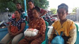 Saksi-saksi kasus barter suara, membawa “kapa poeng” ke Kantor Bawaslu Sikka, Senin (20/5)