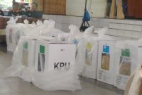 Kotak-kotak suara yang disiapkan dalam rangka rekapitulasi penghitungan suara Pemilu 2019 di Aula Karmel Maumere