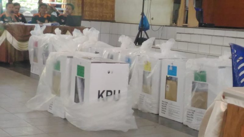 Kotak-kotak suara yang disiapkan dalam rangka rekapitulasi penghitungan suara Pemilu 2019 di Aula Karmel Maumere