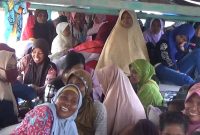 Pemudik berdesakan di atas kapal kayu yang hendak meunju wilayah kepulauan Kabupaten Sikka, Kamis (30/5)