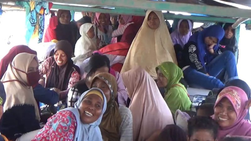 Pemudik berdesakan di atas kapal kayu yang hendak meunju wilayah kepulauan Kabupaten Sikka, Kamis (30/5)
