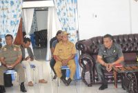 Bupati Sikka Fransiskus Roberto Diogo memberikan keterangan kepada para wartawan saat coffee morning di Rumah Jabatan Bupati Sikka, Selasa (21/5)