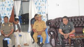 Bupati Sikka Fransiskus Roberto Diogo memberikan keterangan kepada para wartawan saat coffee morning di Rumah Jabatan Bupati Sikka, Selasa (21/5)