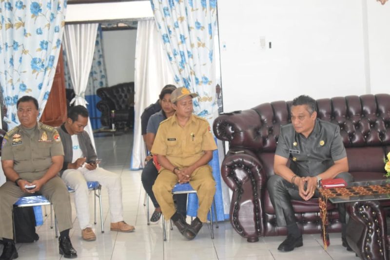 Bupati Sikka Fransiskus Roberto Diogo memberikan keterangan kepada para wartawan saat coffee morning di Rumah Jabatan Bupati Sikka, Selasa (21/5)