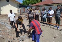 Kapolres Sikka AKBP Rickson Situmorang meletakkan batu pertama pembangunan 7 unit rumah dinas di Mapolres Sikka, Selasa (14/5)