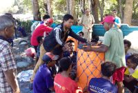 Para nelayan Desa Watudiran sedang membuat rumpon, Rabu (29/5)