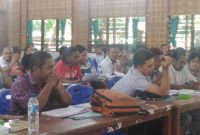 Saksi-saksi partai politik saat mengikuti rekapitulasi perhitungan suara Pemilu tingkat KPU Sikka di Aula Karmel, Selasa (7/5)