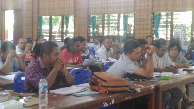 Saksi-saksi partai politik saat mengikuti rekapitulasi perhitungan suara Pemilu tingkat KPU Sikka di Aula Karmel, Selasa (7/5)