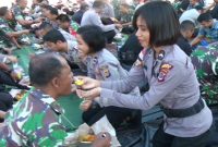 Seorang polisi wanita di Polres Sikka sedang menyuap nasi kuning kepada personil TNI AD sebagai syukuran atas pelaksanaan Pemilu 2019 yang berlangsung aman dan kondusif, Sabtu (4/5) di Mapolres Sikka