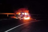 Kondisi mobil milik seorang polisi yang terbakar di Desa Bhera Kecamatan Mego Kabupaten Sikka, Kamis (30/5) 