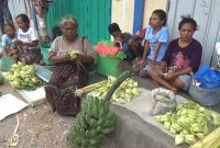 Pedagang di Pasar Alok Maumere sedang menganyam pucuk daun kelapa menjadi bungkusan ketupat, Selasa (4/6)