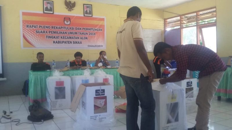 Suasana rekapitulasi penghitungan suara pemilihan umum di PPK Alok beberapa waktu lalu