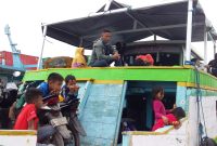 Para pemudik menumpang KM Fajar Baru tujuan Desa Pemana Kabupaten Sikka, Senin (3/6)