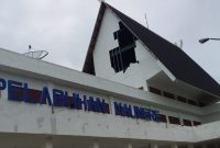 Kondisi plafon yang jebol pada terminal penumpang di Pelabuhan Laurensius Say