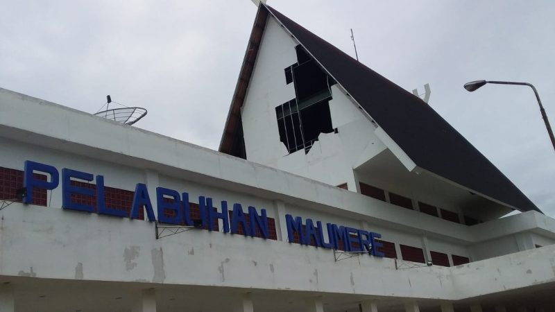 Kondisi plafon yang jebol pada terminal penumpang di Pelabuhan Laurensius Say
