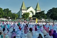 Ribuan umat Muslim di Kota Maumere menggelar Sholat Id di Lapangan Umum Kota Baru, Rabu (5/6)