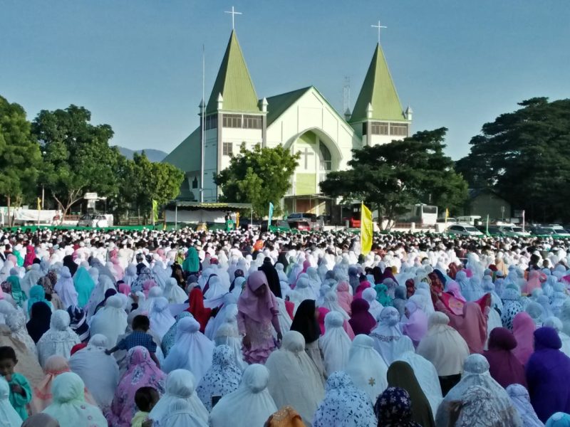 Ribuan umat Muslim di Kota Maumere menggelar Sholat Id di Lapangan Umum Kota Baru, Rabu (5/6)