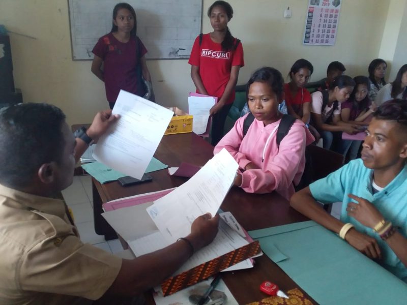 Staf Bagian Humas dan Protokol Setda Sikka sedang melayani pendafaran calon penerima beasiswa, Senin (10/6