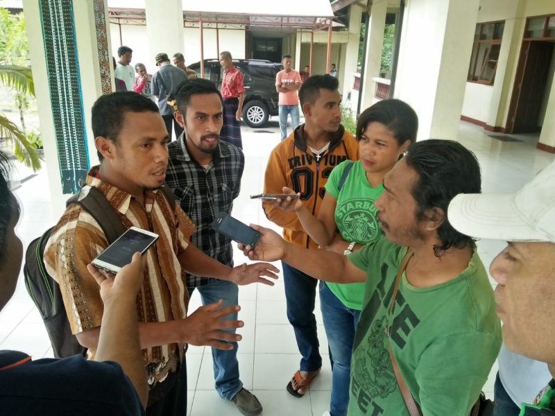 Ketua BPD Bu Watuweti Simonseus Leu sedang memberikan keterangan kepada wartawan di Kantor Bupati Sikka, Kamis (13/6)
