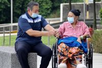 Ani Yudhoyono didampingi suaminya Susilo Bambang Yudhoyono saat keluar dari ruang perawatan di National Universtiy Hospital, Singapura, Kamis (16/5) lalu
