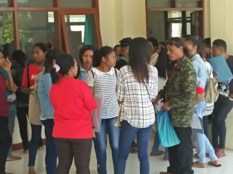 Sejumlah calon mahasiswa yang mendaftarkan diri untuk mendapatkan beasiswa di Kabupaten Sikka, Senin (10/6)
