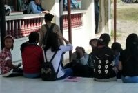 Calon mahasiswa yang ingin mendapatkan beasiswa tampak lelah menunggu antrian