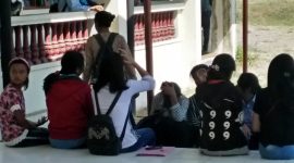 Calon mahasiswa yang ingin mendapatkan beasiswa tampak lelah menunggu antrian