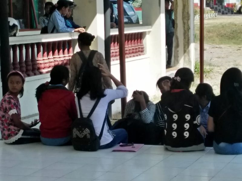 Calon mahasiswa yang ingin mendapatkan beasiswa tampak lelah menunggu antrian