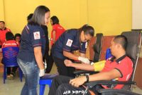 Kapolres Sikka AKBP Rickson Situmorang sedang mengonorkan darah di Aula Kemala Hikmah Polres Sikka, Jumat (28/6)