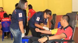 Kapolres Sikka AKBP Rickson Situmorang sedang mengonorkan darah di Aula Kemala Hikmah Polres Sikka, Jumat (28/6)