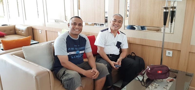 Berto Tjeme pose bersama Tatang Rustandar, Direktur Pengembangan Profesi dan Kelembagaan Lembaga Kebijakan Pengadaan Barang/Jasa Pemerintah (LKPP) beberapa waktu lalu di Tambolaka Sumba Barat Daya