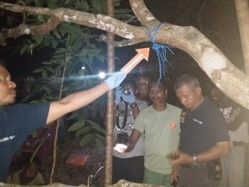 Kapolsek Waigete Iptu Siprianus Raja Aparat bersama Paur Identifikasi Polres Sikka David Daud Jeradu melakukan olah tempat kejadian perkara gantung diri di Desa Timutawa Kecamatan Talibura, Selasa (4/6)