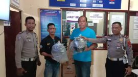 Kasatlantas Polres Sikka (paling kanan) memberikan helmn gratis kepada 2 orang pemohon SIM C