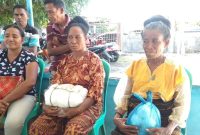 Dua ibu dari Kecamatan PaluE, penerima bantuan “kapa poeng” sedang berada di Kantor Bawaslu Sikka