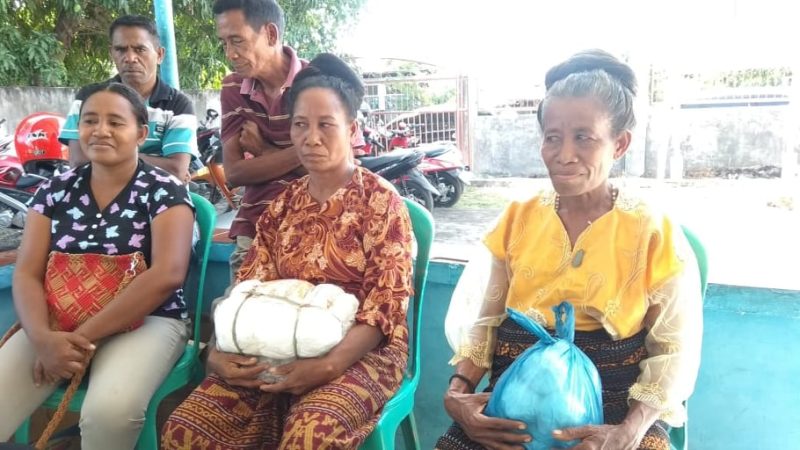 Dua ibu dari Desa Kesokoja Kecamatan PaluE membawa “kapa poeng” ke Kantor Bawaslu Sikka, Senin (20/5)