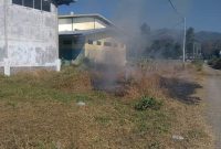 Kebakaran rumput kering di dekat gudang logistik KPU Sikka, Kamis (27/6)