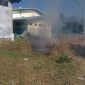 Kebakaran rumput kering di dekat gudang logistik KPU Sikka, Kamis (27/6)