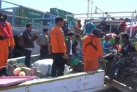 KSOP Maumere bersama Basarnas Maumere dan aparat kepolisian melakukan inspeksi mendadak di Pelabuhan Laurensius Say Maumere, Sabtu (1/6)