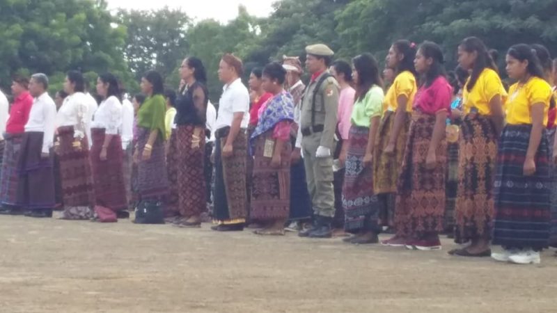 Peserta apel peringatan Hari Lahir Pancasila di Lapangan Umum Kota Baru Maumere, Sabtu (1/6)