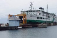 KMP Windu Karsa Dwytia sedang bersandar di Pelabuhan Feri Kewapante, Selasa (4/6)