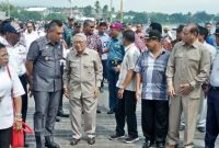 Direktur Utama PT Windu Karsa Hoetomo N.A didampingi Bupati Sikka Fransiskus Roberto Diogo di Pelabuhan Penyeberangan Kewapante, sabtu (8/6)