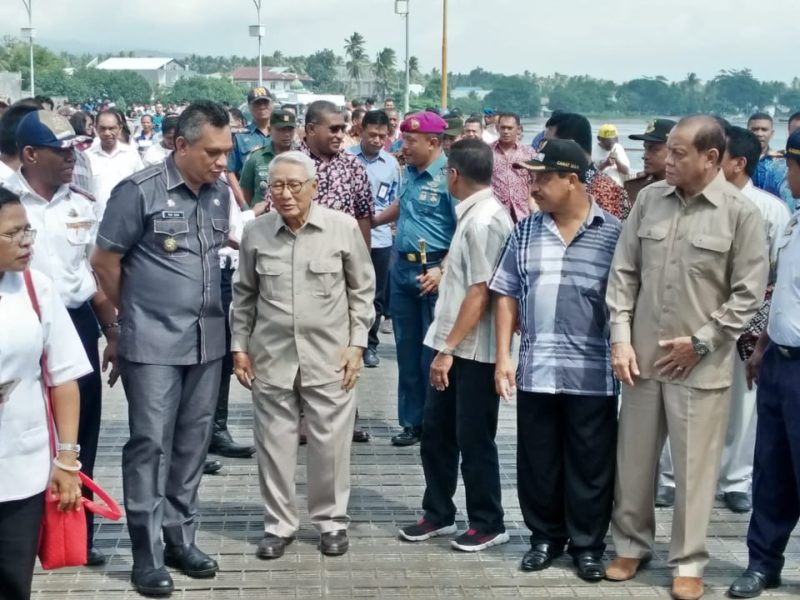 Direktur Utama PT Windu Karsa Hoetomo N.A didampingi Bupati Sikka Fransiskus Roberto Diogo di Pelabuhan Penyeberangan Kewapante, sabtu (8/6)